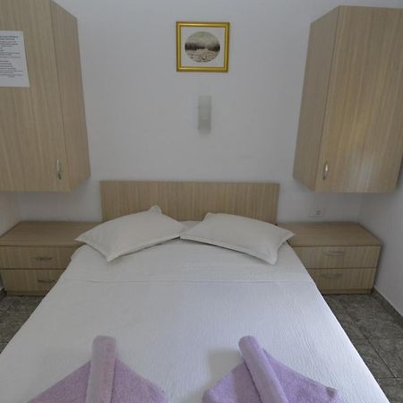 ホテル Vila Rara コスティネシュティ エクステリア 写真